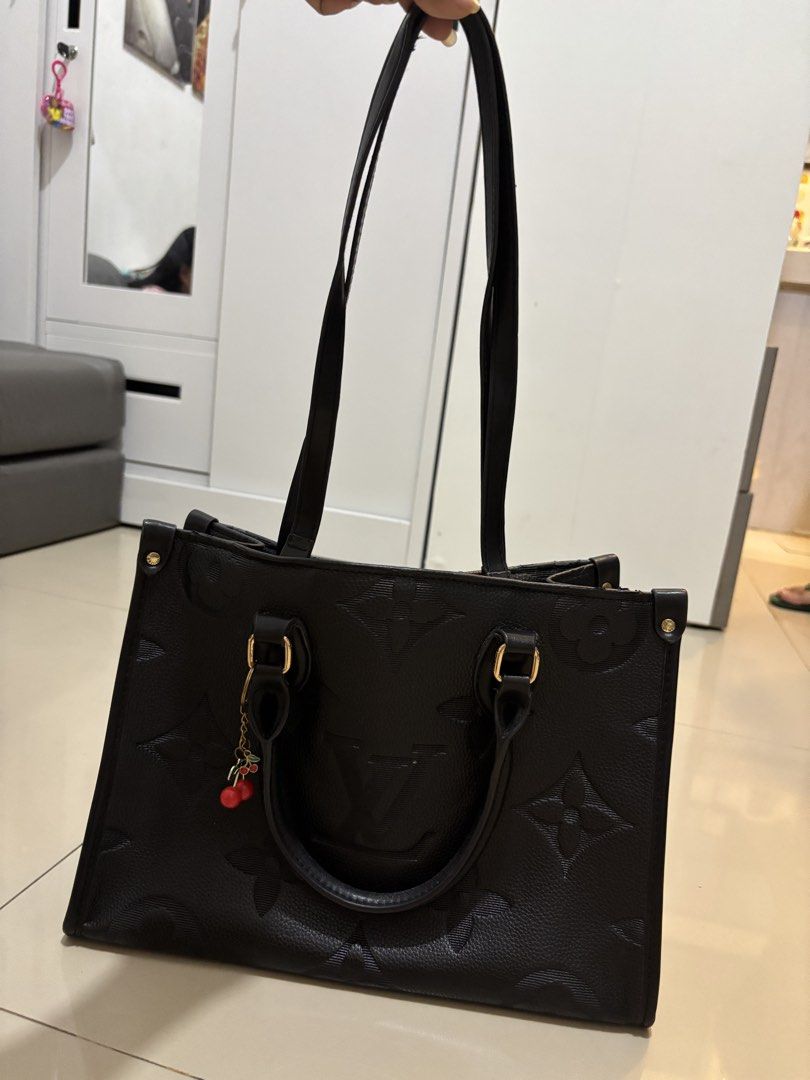LV black (Category: Shoulder Bags) located in Pasay City. Submitted by l0cky (Listing ID 1468717850, Image 1). Description: need to punas lang may konti bakbak pero overall ok naman.