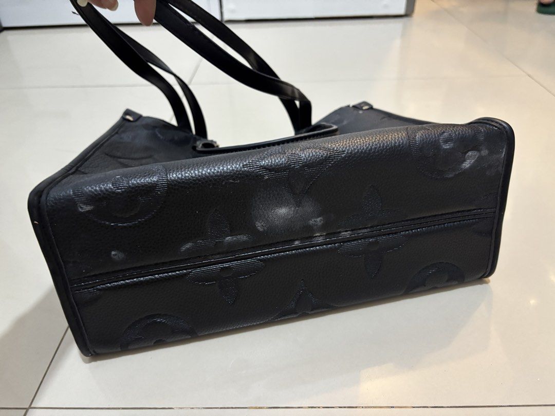 LV black (Category: Shoulder Bags) located in Pasay City. Submitted by l0cky (Listing ID 1468717850, Image 3). Description: need to punas lang may konti bakbak pero overall ok naman.