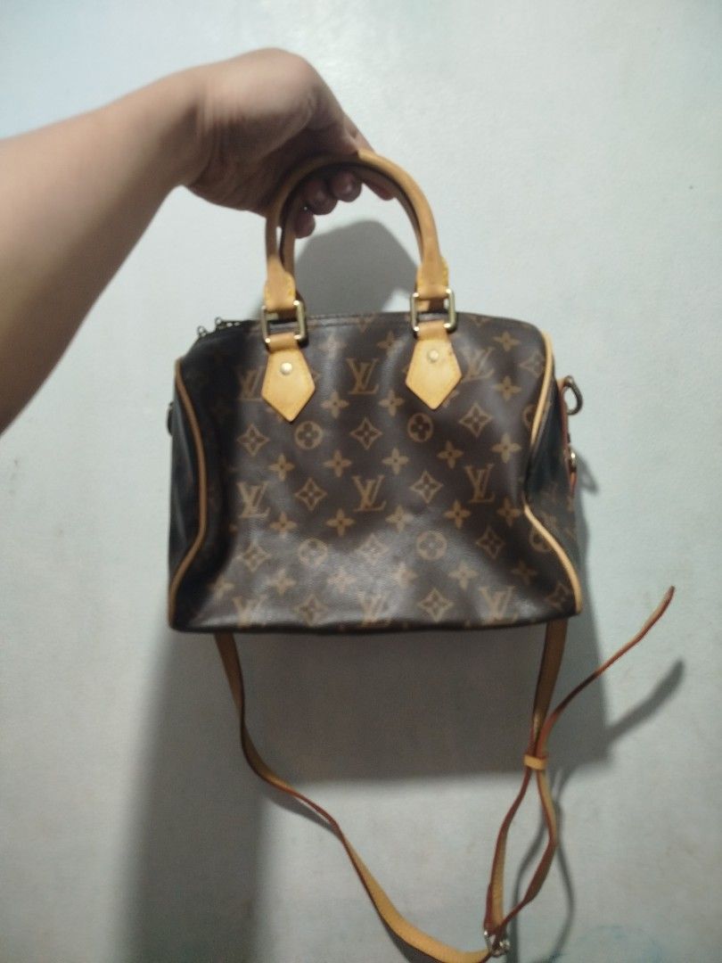LV SPEEDY (Category: Tote Bags) located in Manila. Submitted by alenoid (Listing ID 1468866076, Image 3). Description: LV SPEEDY BAG COMPLETE DETAILS NO ISSUE SIGN OF USAGE ONLY 850 .