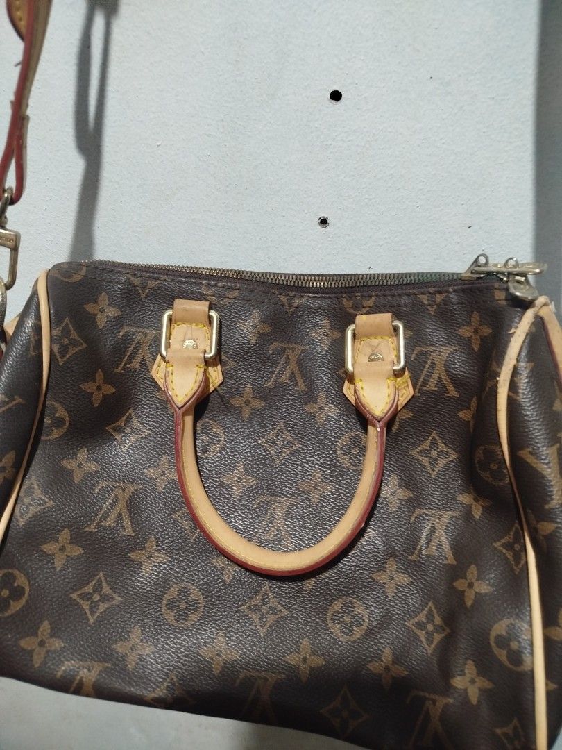 LV SPEEDY (Category: Tote Bags) located in Manila. Submitted by alenoid (Listing ID 1468866076, Image 2). Description: LV SPEEDY BAG COMPLETE DETAILS NO ISSUE SIGN OF USAGE ONLY 850 .