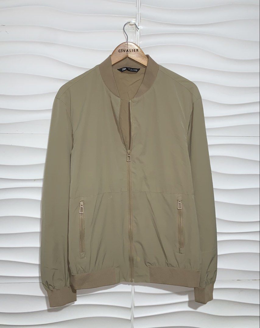 (L-XL) ZARA Men's Bomber Jacket (Category: Coats, Jackets and Outerwear) located in Bulacan. Submitted by cavalieeeer (Listing ID 1468782652, Image 3). Description: 𝗣𝗟𝗘𝗔𝗦𝗘 𝗥𝗘𝗔𝗗 𝗧𝗛𝗘 𝗗𝗘𝗧𝗔𝗜𝗟𝗦 𝗜𝗡 𝗧𝗛𝗘 𝟮𝗡𝗗 𝗣𝗜𝗖𝗧𝗨𝗥𝗘! We base sizing on actual measurements, not tag size — please check the dimensions before buying! 📌 Prices are fixed. Unreasonable offers will not be entertained. 🌐 Facebook Page: Cavalier 📍 Location: SJD