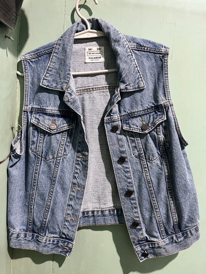 M- Pull and Bear Vintage Denim Vest (Category: Sleeveless) located in Quezon City. Submitted by extrapetite_ph (Listing ID 1468777176, Image 2). Description: .