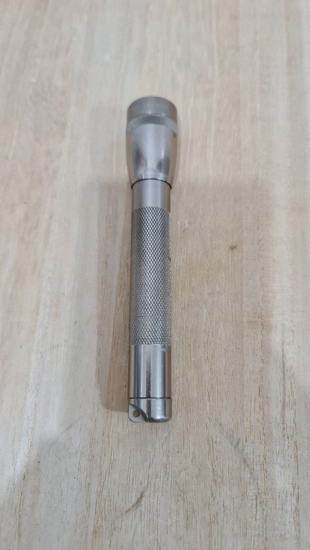 Maglite Solitaire Mini Flashlight (Category: Lighting) located in Caloocan City. Submitted by royaldragon_d59aba (Listing ID 1468875870, Image 2). Description: - Color: Elegant gold tone - Material: Durable compact metal - Grip: Knurled barrel for a secure hold - Mechanism: Twist head for on/off and beam focus - Portability: Integrated keyring attachment on tail cap - Power: Uses standard small batteries - Size: Pocket-friendly and easy to carry.