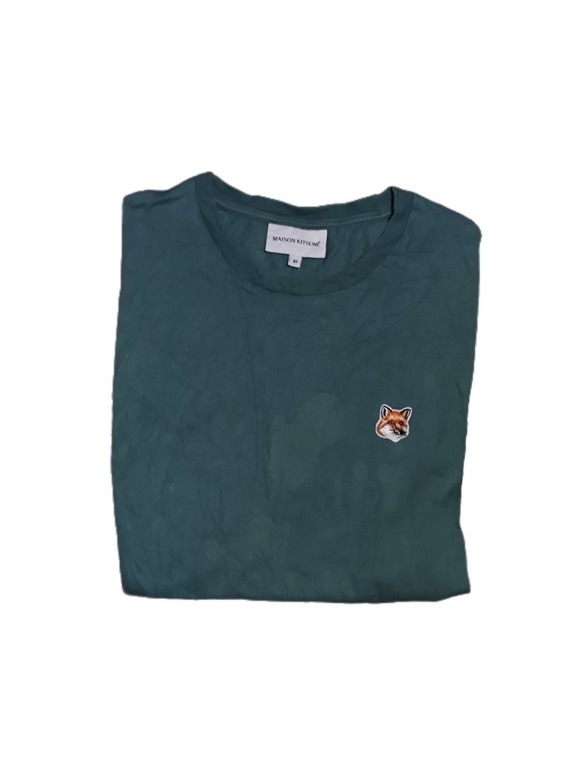 Maison kitsune (Category: Formal Shirts) located in Pontevedra. Submitted by estudyanthriftttt (Listing ID 1468754848, Image 2). Description: Want to sell this - Maison kitsune 🦊 Size : XS fit to small Measurements: 18 Width / 26 Length Issue : Washable stain lang kayo na mag laba Excellent condition ✅ Color rate : 9.5/10 ✅ color may vary due lighting.