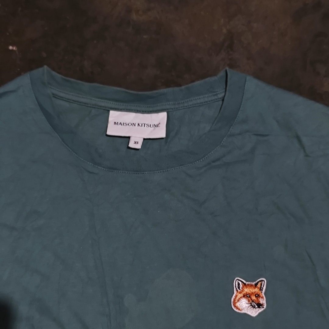 Maison kitsune (Category: Formal Shirts) located in Pontevedra. Submitted by estudyanthriftttt (Listing ID 1468754848, Image 3). Description: Want to sell this - Maison kitsune 🦊 Size : XS fit to small Measurements: 18 Width / 26 Length Issue : Washable stain lang kayo na mag laba Excellent condition ✅ Color rate : 9.5/10 ✅ color may vary due lighting.