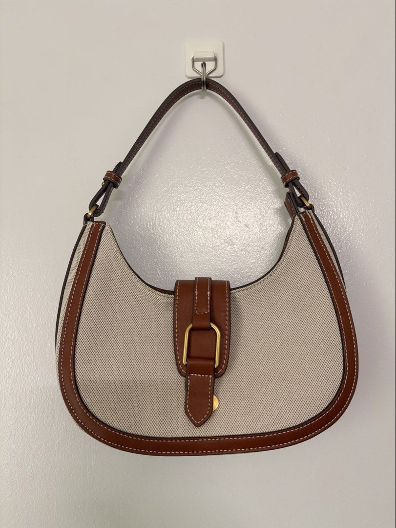 Mango Bag (Category: Shoulder Bags) located in Pasay City. Submitted by weartheclothes.mnl_shop (Listing ID 1468743061, Image 1). Description: Mango Shoulder Bag Almost New Used for a few hours Originally 2995 php RFS: will buy a bigger one 😁.