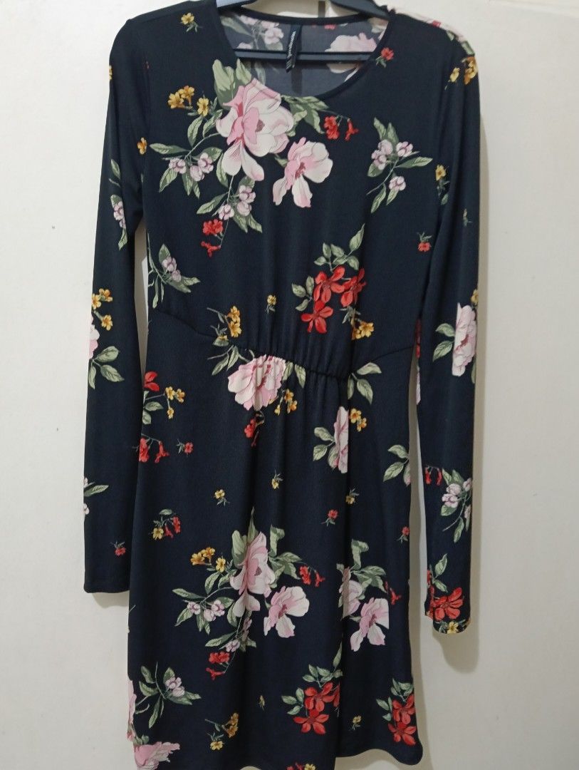 Mango Floral dress Longsleeve (Category: Dresses) located in Quezon City. Submitted by andrea11171999 (Listing ID 1468797252, Image 1). Description: .