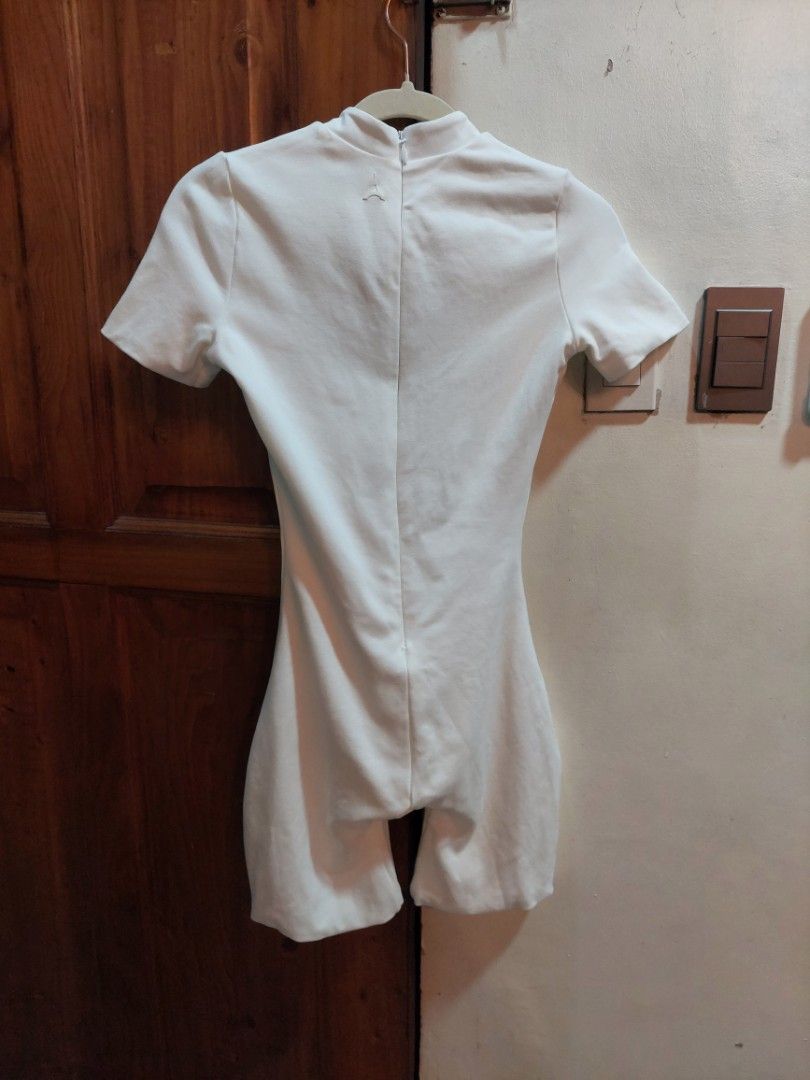 MANIERE DE VOIR WHITE JUMPSUIT (Category: Jumpsuits) located in San Pedro. Submitted by cyanide.slug.cat (Listing ID 1468815700, Image 3). Description: small 30-34" bust 32" length may very very faint yellow stains lang sa right leg sa likod.