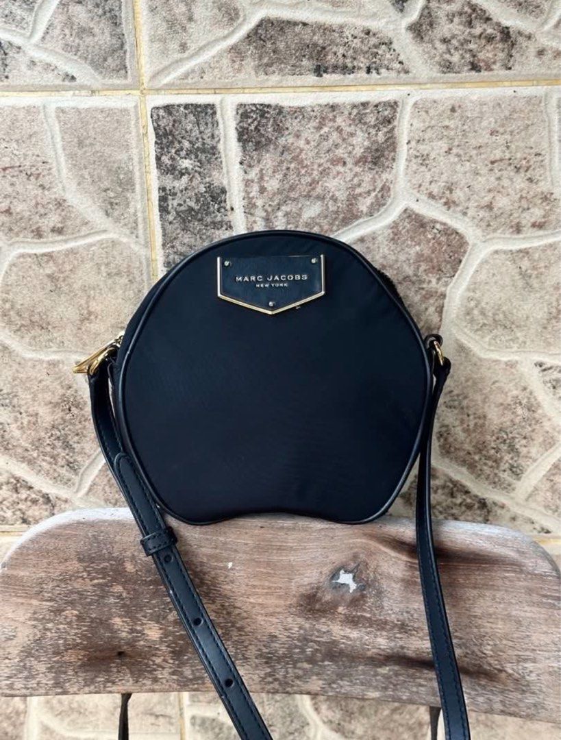 Marc jacobs black nylon crossbody bag (Category: Cross-body Bags) located in Manila. Submitted by brownbutterlatte (Listing ID 1468790111, Image 1). Description: Given as gift but barely used! Just stored in the closet. Message for the minimals flaws. Super not noticeable 🫶🏻🥳 RFS: Decluttering. .