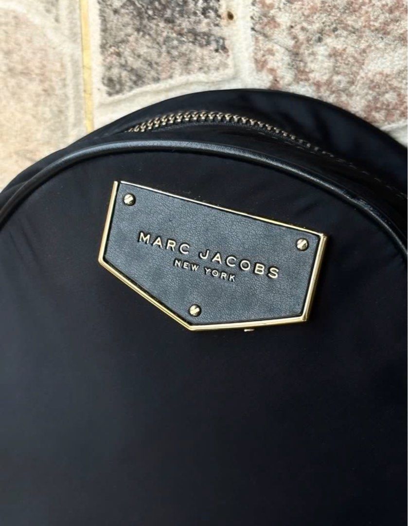 Marc jacobs black nylon crossbody bag (Category: Cross-body Bags) located in Manila. Submitted by brownbutterlatte (Listing ID 1468790111, Image 2). Description: Given as gift but barely used! Just stored in the closet. Message for the minimals flaws. Super not noticeable 🫶🏻🥳 RFS: Decluttering. .