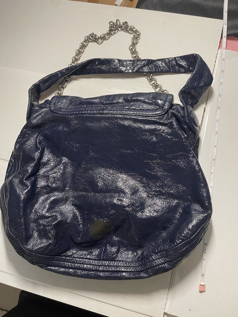 Marc Jacobs crinkled leather bag (Category: Shoulder Bags) located in Mandaluyong City. Submitted by coolmeybab (Listing ID 1468774101, Image 2). Description: Pre-loved bag - please manage expectations Color: dark blue Stained with ink inside and blotted at the bottom part (not very obvious) Other than that, no issue .