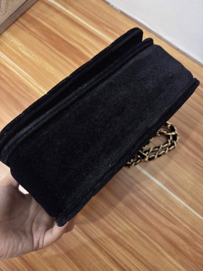 Marc Jacobs Crossbody bag (Category: Cross-body Bags) located in Mexico. Submitted by itsmealexa (Listing ID 1468916646, Image 2). Description: .