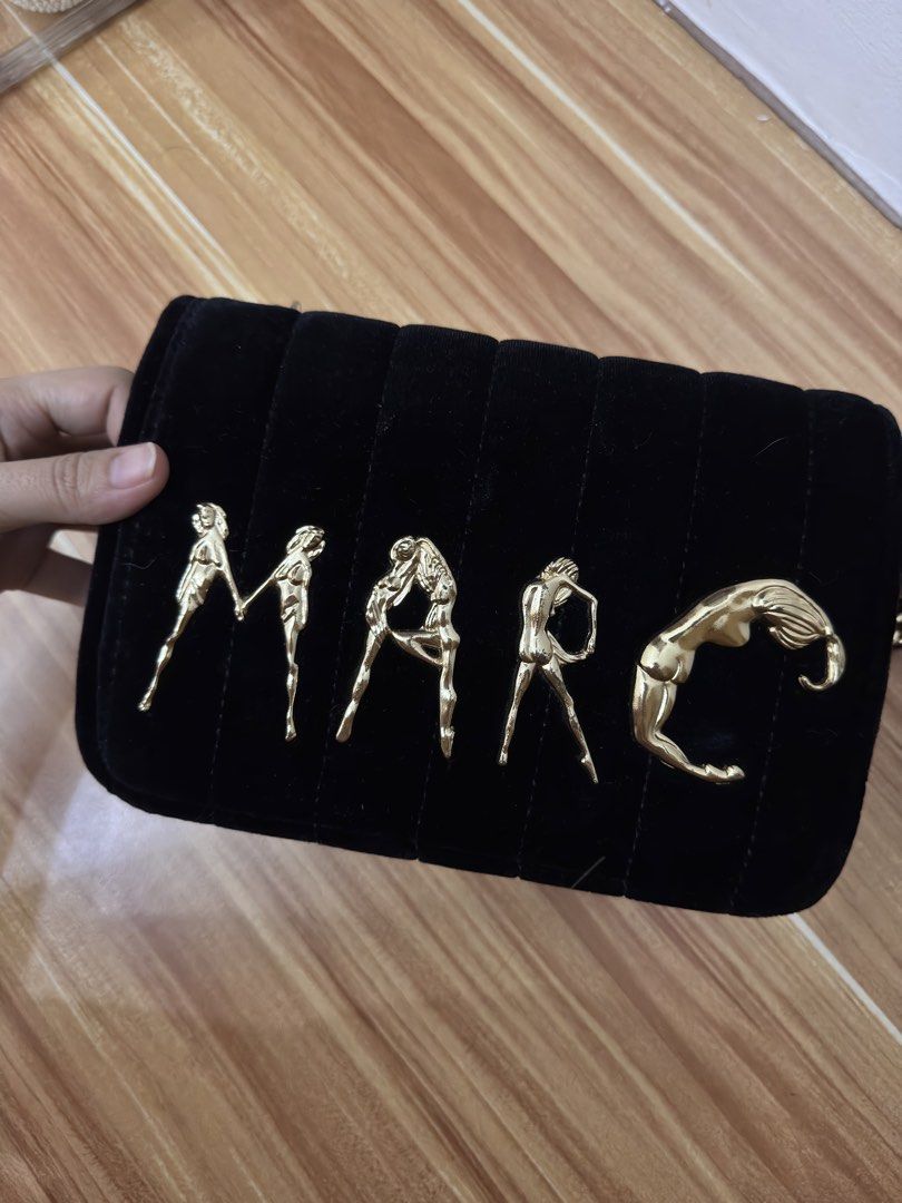 Marc Jacobs Crossbody bag (Category: Cross-body Bags) located in Mexico. Submitted by itsmealexa (Listing ID 1468916646, Image 1). Description: .