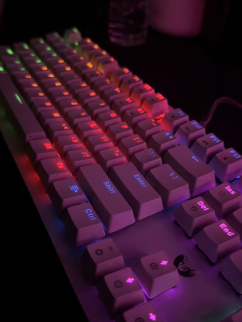 Maxpower Mechanical Gaming Keyboard RGB Backlit with Volume Knob (Category: Computer Keyboard) located in Manila. Submitted by yheuizk (Listing ID 1468837066, Image 3). Description: - Color: Clean white design - Layout: Full-size with numeric keypad - Control: Dedicated volume control knob - Lighting: Vibrant RGB backlighting - Connectivity: Wired USB - Blue Switch Negotiable !! .