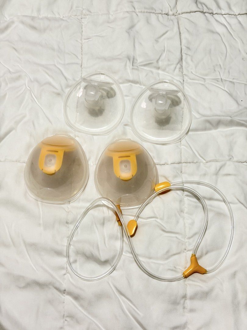 Medela Hands-free Collection Cups (Category: Breastfeeding & Bottle Feeding) located in Mandaluyong City. Submitted by allorashoppe (Listing ID 1468906716, Image 3). Description: - Authentic Medela Hands-Free Collection Cups Set - Includes both 21mm and 24mm shield sizes for a better fit - Comes complete with clear cups, yellow lids, tubing, and original packaging box - Lightweight and BPA-free design for safe, comfortable pumping - Easy to wash 