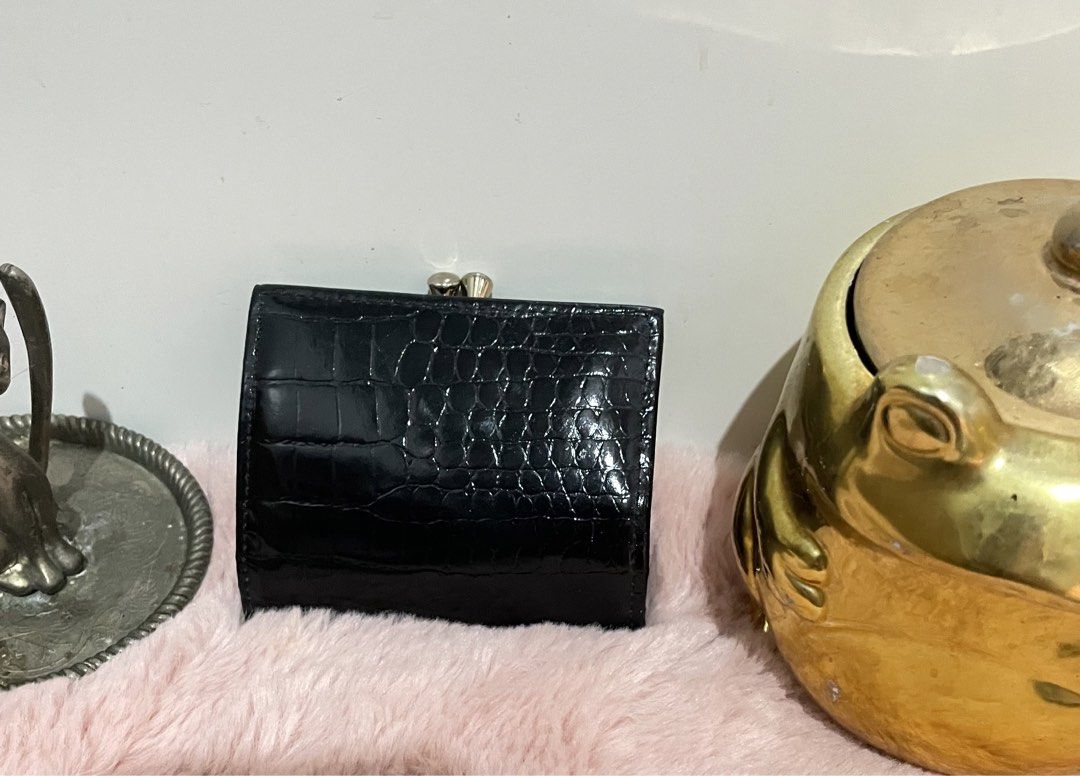 Menard Croc Kisslock Coin Purse (Category: Wallets & Card holders) located in Antipolo. Submitted by lilhermes (Listing ID 1468738708, Image 1). Description: Coin Purse Only Hindi po fit ang card In very good condition.