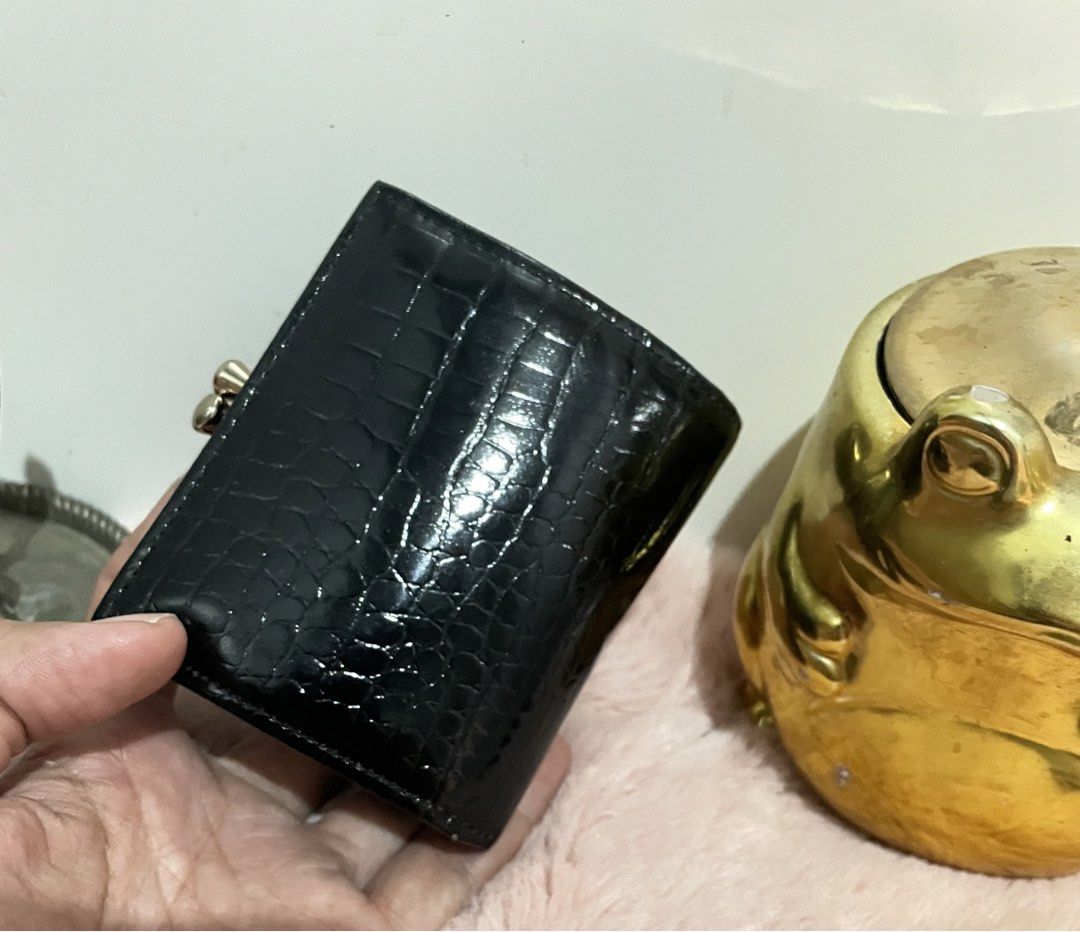 Menard Croc Kisslock Coin Purse (Category: Wallets & Card holders) located in Antipolo. Submitted by lilhermes (Listing ID 1468738708, Image 2). Description: Coin Purse Only Hindi po fit ang card In very good condition.