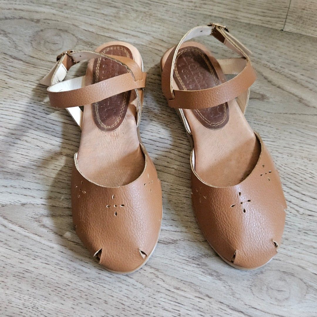 Meraniel Bernabeth Sandals Size 7 (Category: Flats & Sandals) located in Quezon City. Submitted by dboba (Listing ID 1468728970, Image 1). Description: closed toe sandals made of genuine leather.