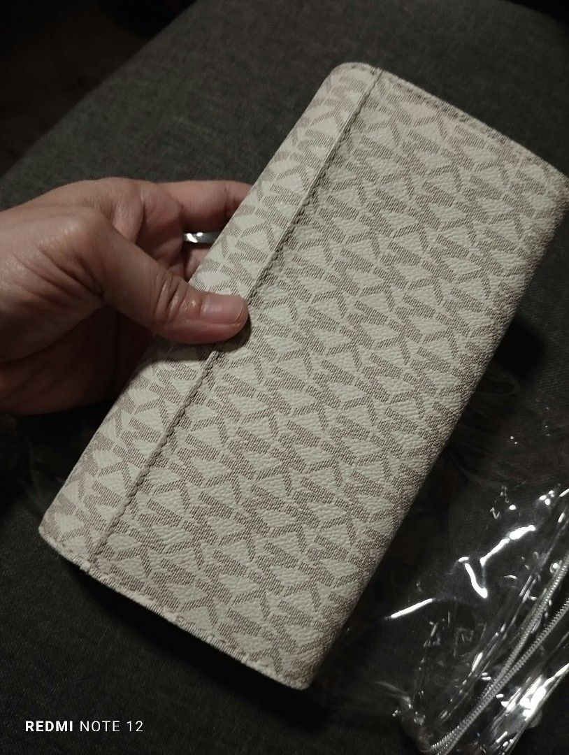 Michael Kors long continental wallet (Category: Wallets & Card holders) located in Cainta. Submitted by silverfire.05f2b3 (Listing ID 1468760759, Image 2). Description: Brand new, unused. 🇺🇸 Bought from the US. No original tag or box. vanilla/cream with a brown interior and gold-tone MK emblem. compact, and elegant design. Selling for a good price! PM for inquiries. 😊.