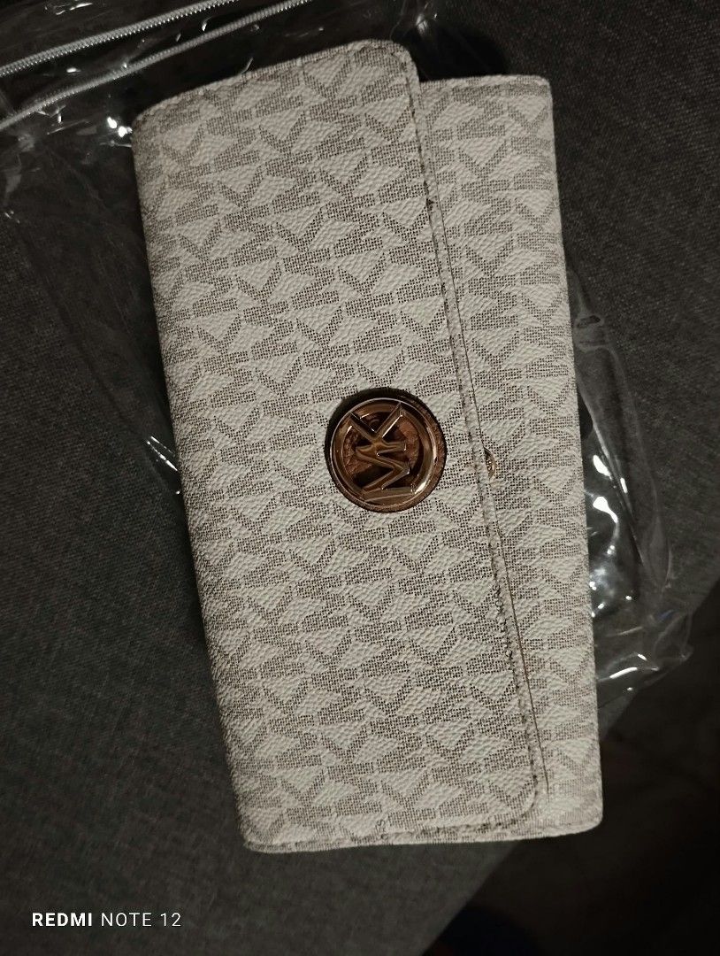Michael Kors long continental wallet (Category: Wallets & Card holders) located in Cainta. Submitted by silverfire.05f2b3 (Listing ID 1468760759, Image 1). Description: Brand new, unused. 🇺🇸 Bought from the US. No original tag or box. vanilla/cream with a brown interior and gold-tone MK emblem. compact, and elegant design. Selling for a good price! PM for inquiries. 😊.