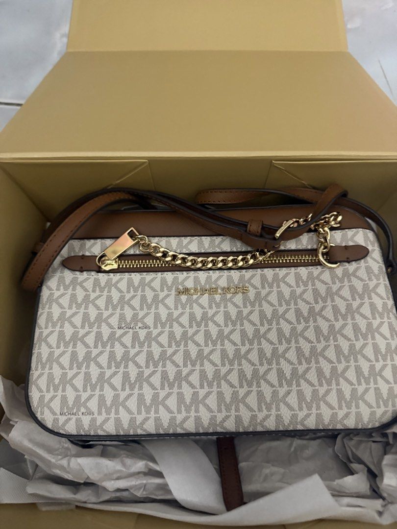 Michael Kors original bag (Category: Luxury Bags & Wallets) located in Manila. Submitted by rubyjanesdy (Listing ID 1468902815, Image 1). Description: complete inclusion with box mod: Ibc or lalamove mop: gcash or maya.