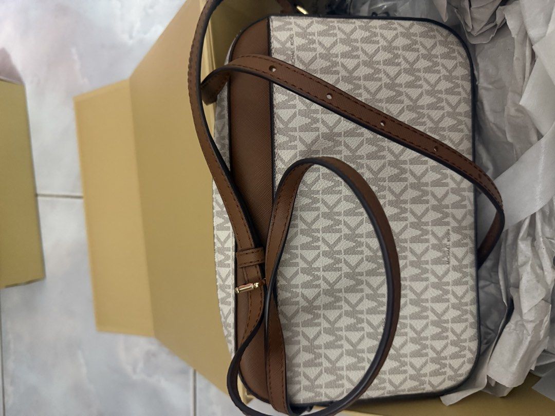 Michael Kors original bag (Category: Luxury Bags & Wallets) located in Manila. Submitted by rubyjanesdy (Listing ID 1468902815, Image 3). Description: complete inclusion with box mod: Ibc or lalamove mop: gcash or maya.