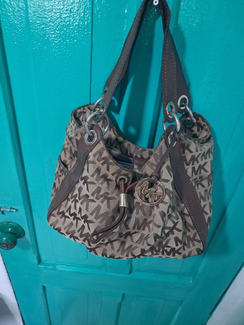 Michael kors shoulder bag (Category: Announcements) located in Manila. Submitted by carlitoboh66625 (Listing ID 1468760115, Image 2). Description: Michael kors shoulder bag excellent condition all details declare price 600.