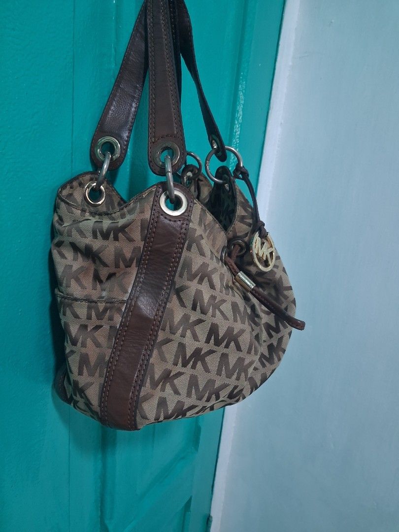 Michael kors shoulder bag (Category: Announcements) located in Manila. Submitted by carlitoboh66625 (Listing ID 1468760115, Image 3). Description: Michael kors shoulder bag excellent condition all details declare price 600.