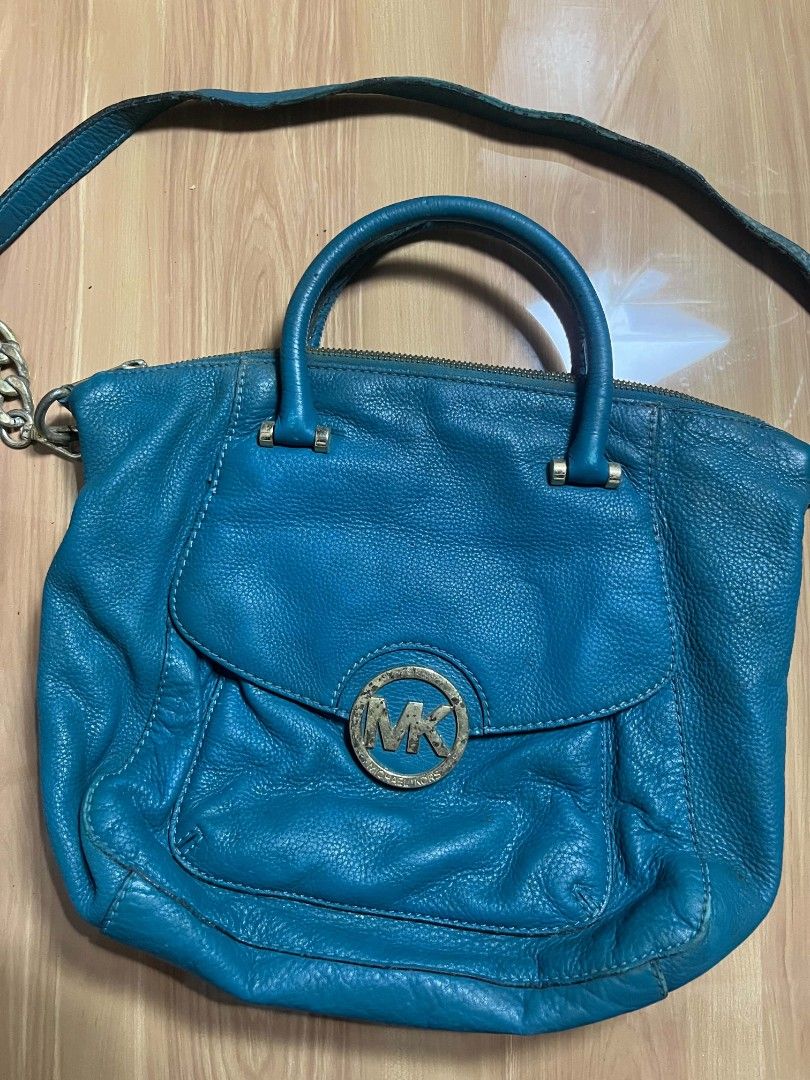 Michael Kors Two Way bag (Category: Shoulder Bags) located in Manila. Submitted by senggggg. (Listing ID 1468788816, Image 2). Description: good condition working zip minimal sign of use .