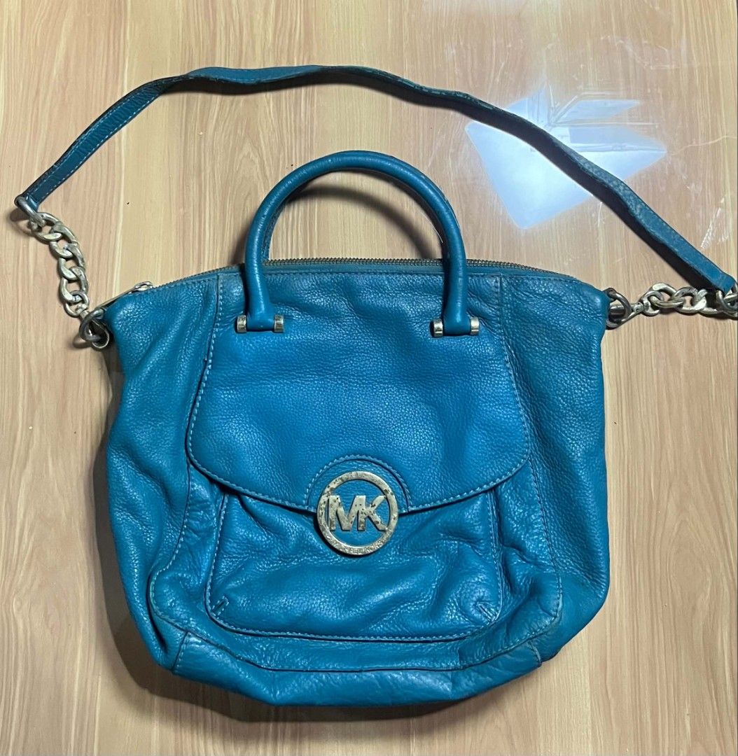 Michael Kors Two Way bag (Category: Shoulder Bags) located in Manila. Submitted by senggggg. (Listing ID 1468788816, Image 1). Description: good condition working zip minimal sign of use .