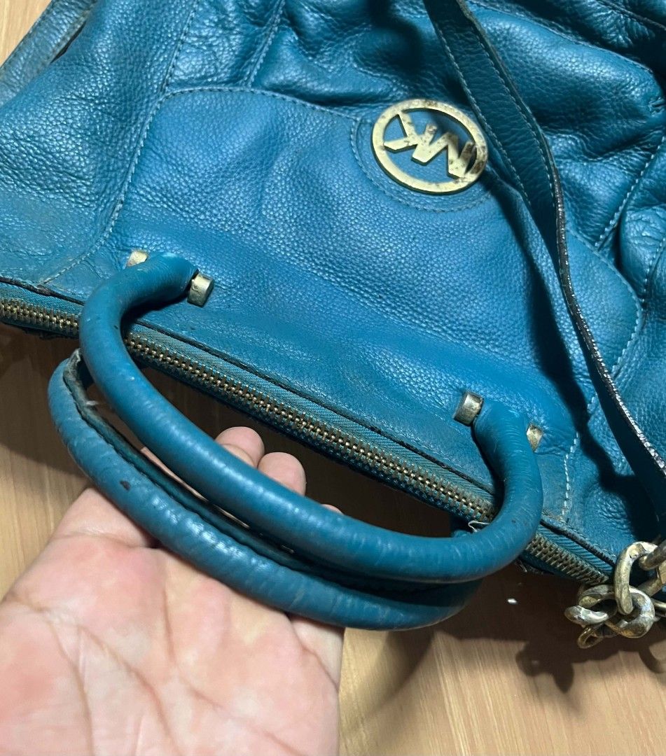 Michael Kors Two Way bag (Category: Shoulder Bags) located in Manila. Submitted by senggggg. (Listing ID 1468788816, Image 3). Description: good condition working zip minimal sign of use .