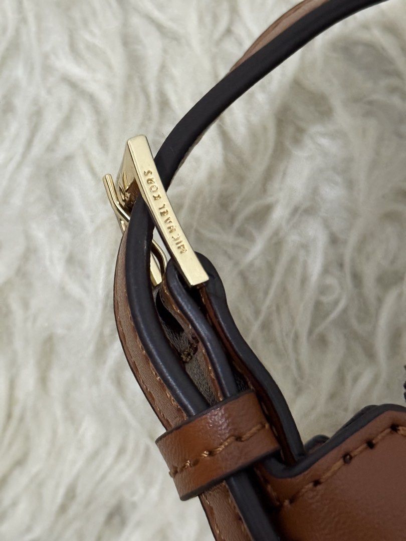 Michael Kors Wilma (Category: Cross-body Bags) located in Cainta. Submitted by angellyy_ (Listing ID 1468773756, Image 3). Description: MK Wilma Small Unused Auth. Quality Adjustable Sling Unnoticeable press marks on some rubber lining .