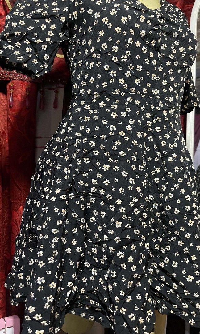 Mini floral dress (Category: Dresses) located in Manila. Submitted by wheneity67thifted (Listing ID 1468927100, Image 3). Description: This is a black short-sleeve mini dress with a ditsy white floral print, V-neckline, and a ruffled front detail..