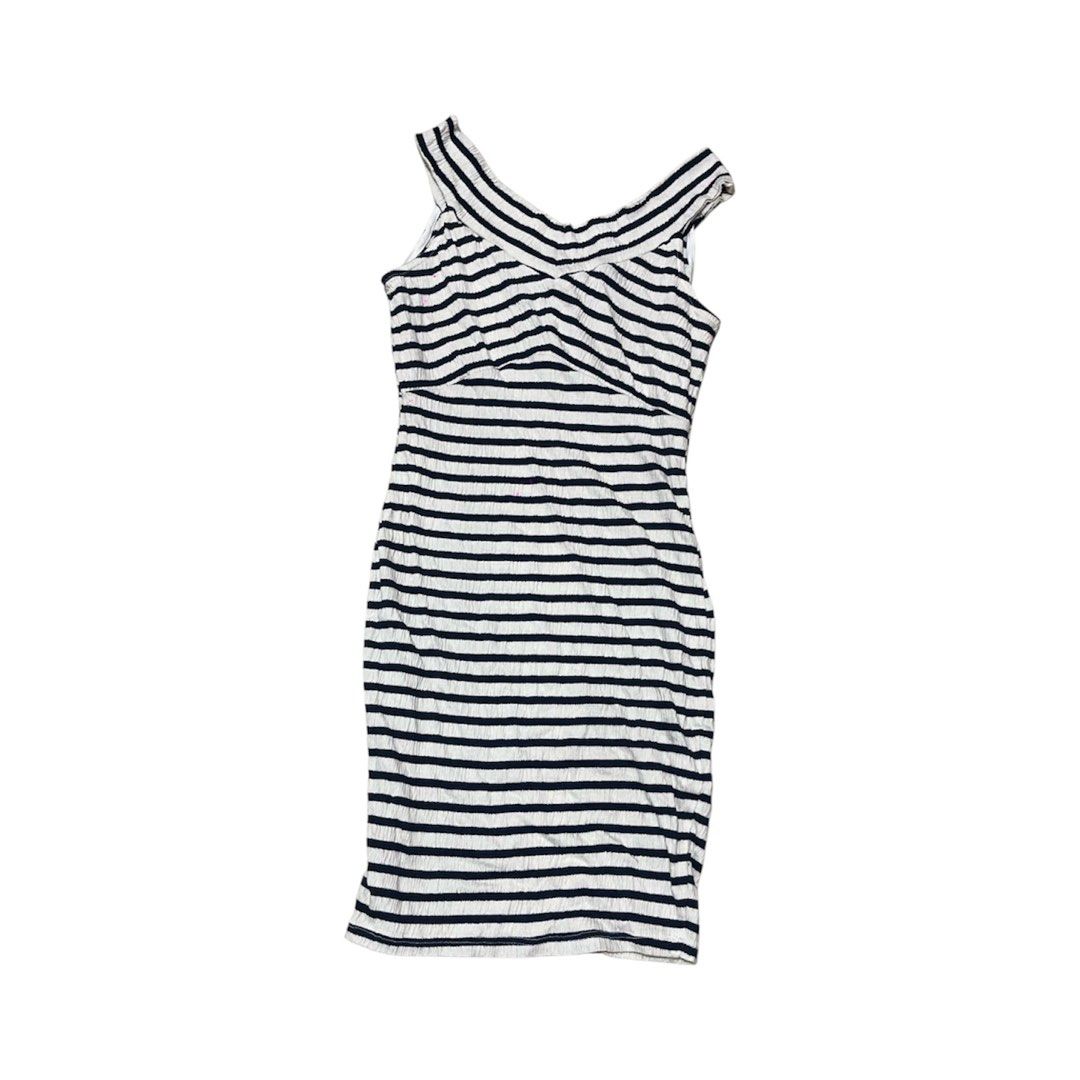 Mint Green Activewear Tank Top with Straps (Category: Activewear) located in Baguio. Submitted by find_found001 (Listing ID 1466710962, Image 2). Description: - Color: Mint green - Lightweight activewear tank top with built-in shelf bra - Stylish strappy back design for easy movement - Side mesh panels for extra ventilation during workouts - Relaxed hemline that falls comfortably below the waist - Ideal for gym sessions, yoga classes, or outdoor 