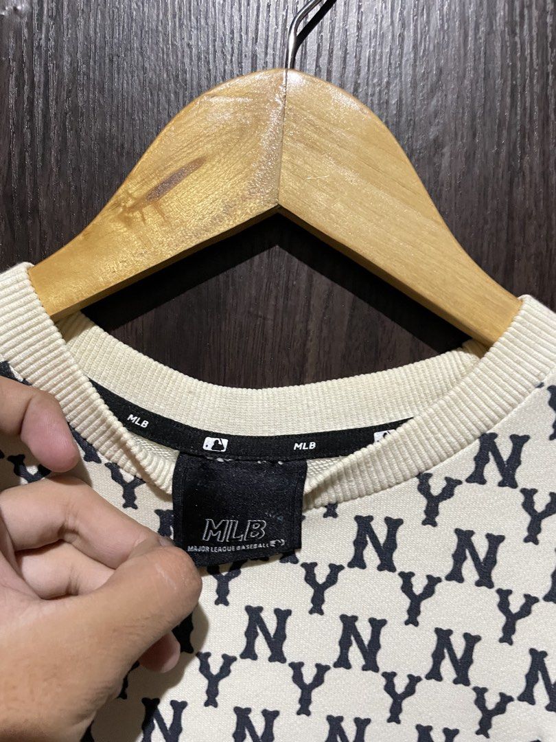 MLB PULLOVER (Category: Hoodies) located in Cagayan de Oro. Submitted by dwight_666 (Listing ID 1468850004, Image 3). Description: 21x24.5 best fit small going medium as new condition sobrang sikip ribbings color rate: 9.5/10 .