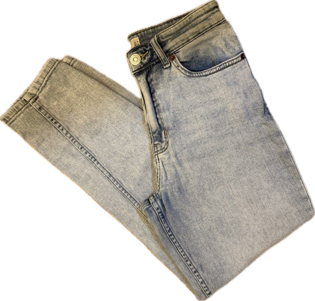 MNG Mango Mom Jeans Light Wash Size 4 Eu36 (Category: Jeans) located in Cavite. Submitted by fitarchive (Listing ID 1468714592, Image 2). Description: - Brand: Mango - Style: Mom fit denim jeans - Color/Wash: Light blue - Size: EUR 36 / USA 4 / MEX 3 - Features: High-waisted, front button and zip closure, classic five-pocket design, belt loops - Origin: Made in Pakistan - Condition: Perfect casual staple for everyday outfits.