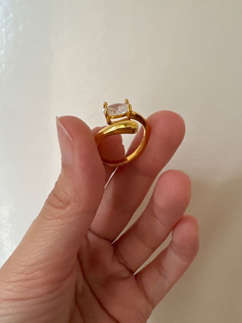 Moissanite Gold Ring (Category: Rings) located in Quezon City. Submitted by icecreammonster (Listing ID 1468796571, Image 3). Description: Moissanite Gold Ring Size 6 but adjustable .
