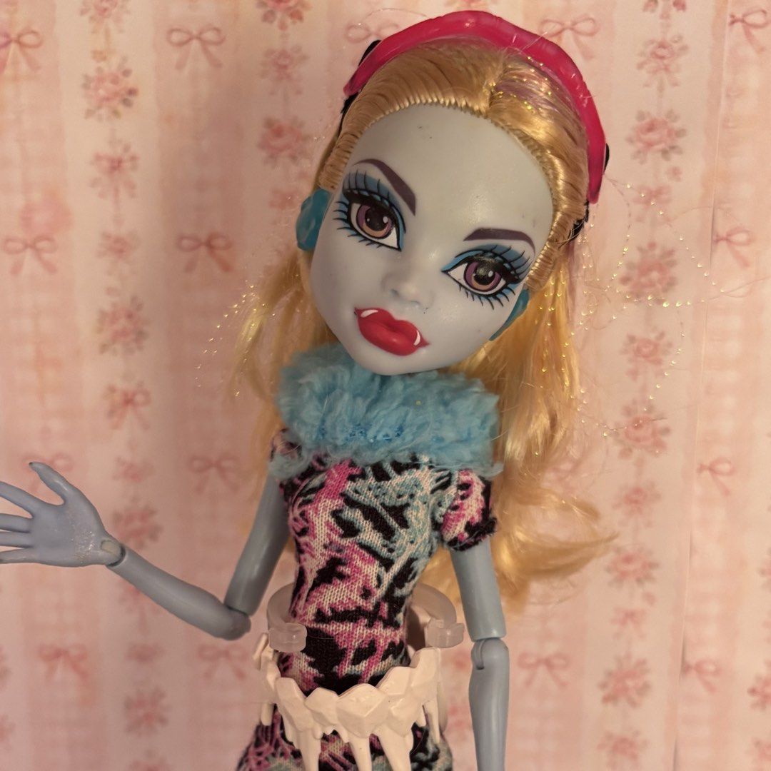 Monster High Art Class Abbey (Category: Figurines & Statues) located in Tagum. Submitted by mcdolly (Listing ID 1468771665, Image 1). Description: ‼️READ DESCRIPTION‼️ - no refund - you will get the doll(s) as is - what you see is what you get - flash express or j&t only - ones shipped wala na akong control sa item - can give LP for sure buyer Flaws: - hair needs a bit TLC - accessories missing - face needs cleaning .