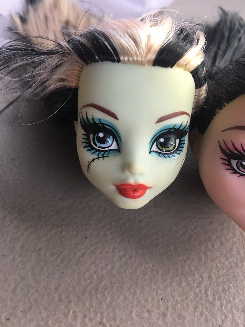 Monster high bundle (FLAWED) head (Category: Kids Toys) located in Manila. Submitted by dollyie.dllzy (Listing ID 1468793795, Image 2). Description: Flaws:frankie discoloration head,repainted lips Draculaura bald spot,discoloration head,missing hairline Mop:Gcash Mod:J&T Express Add 10₱ for charge fee .