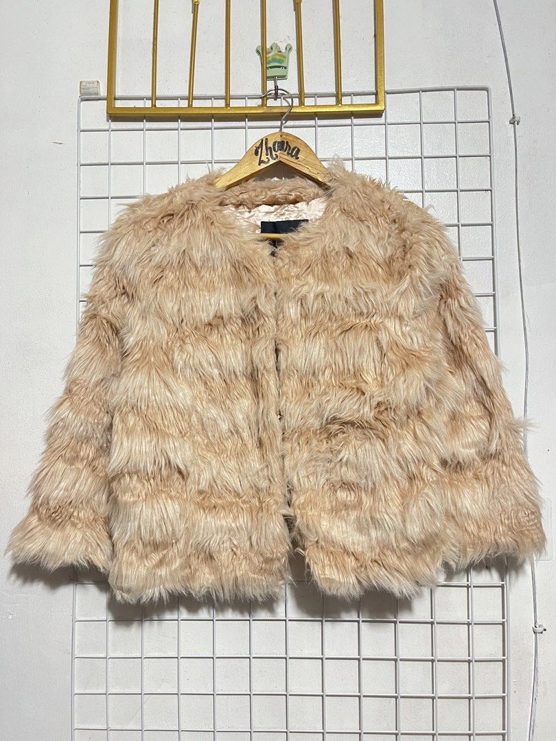 Mossmo Beige Faux Fur Open Front Jacket Size M (Category: Coats, Jackets and Outerwear) located in Pagsanjan. Submitted by zhairaaaaa (Listing ID 1468751701, Image 2). Description: - Brand/Style: Mossimo beige faux fur jacket - Size: Medium - Design: Open front with a soft, silky inner lining - Texture: All-over shaggy faux fur - Condition: Good overall condition, perfect warm statement piece for cooler weather 🔥 VINTAGE MOSSIMO FAUX FUR JACKET 
