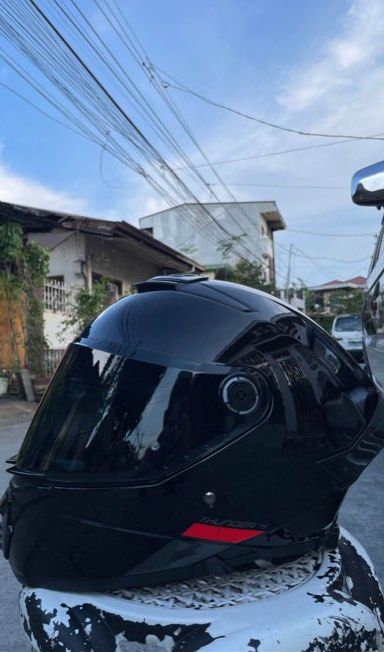 MT Helmets Thunder 4 Helmet (Category: Bicycles) located in Bacoor. Submitted by sidequest2025 (Listing ID 1468774672, Image 1). Description: MT thunder 4 Removable foam Bought for 8k 4500 nalang negotiable pa sa sure Issue: nasa pics kaya ipa buffing Free na foam cleaner - Brand/Model: MT Helmets Thunder 4 full face motorcycle helmet - Color/Design: Gloss black finish with a stylish red accent stripe near the bottom edge - Visor: Tinted visor cu