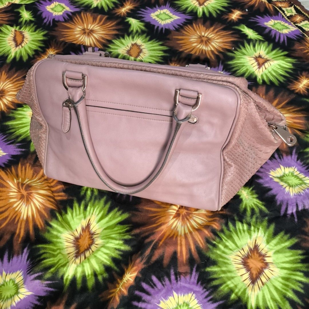 Mulberry Maisie Clipper Tote Bag (Category: Luxury Bags & Wallets) located in Quezon City. Submitted by jedclo (Listing ID 1468842778, Image 2). Description: Rank B In pristine condition Color due lightning MOP: GCASH, DM to purchase Disclaimer: "All brand names, logos, and images are registered trademarks of their respective owners. No affiliation or copyright infringement intended.