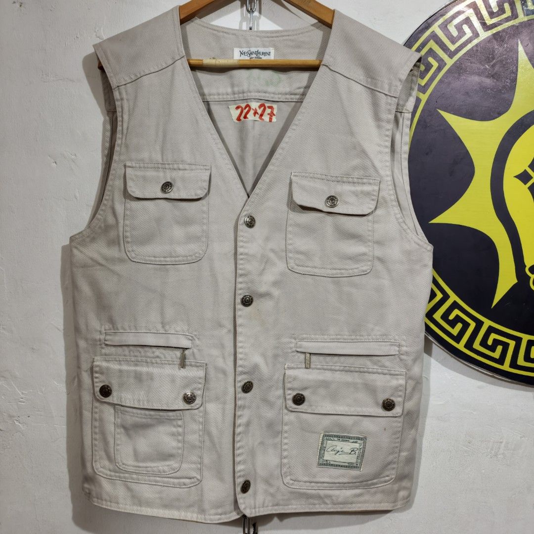Multiple pocket vest (Category: Coats, Jackets and Outerwear) located in Pasig City. Submitted by moansterpick_thriftshop (Listing ID 1468772342, Image 1). Description: Multiple pocket vest.