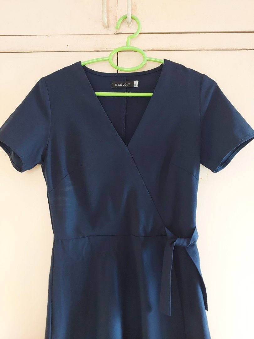 Navy Blue V-Neck Wrap Dress (Category: Dresses) located in Manila. Submitted by kodaprimo_ (Listing ID 1468746321, Image 2). Description: pls message me for when worn!.