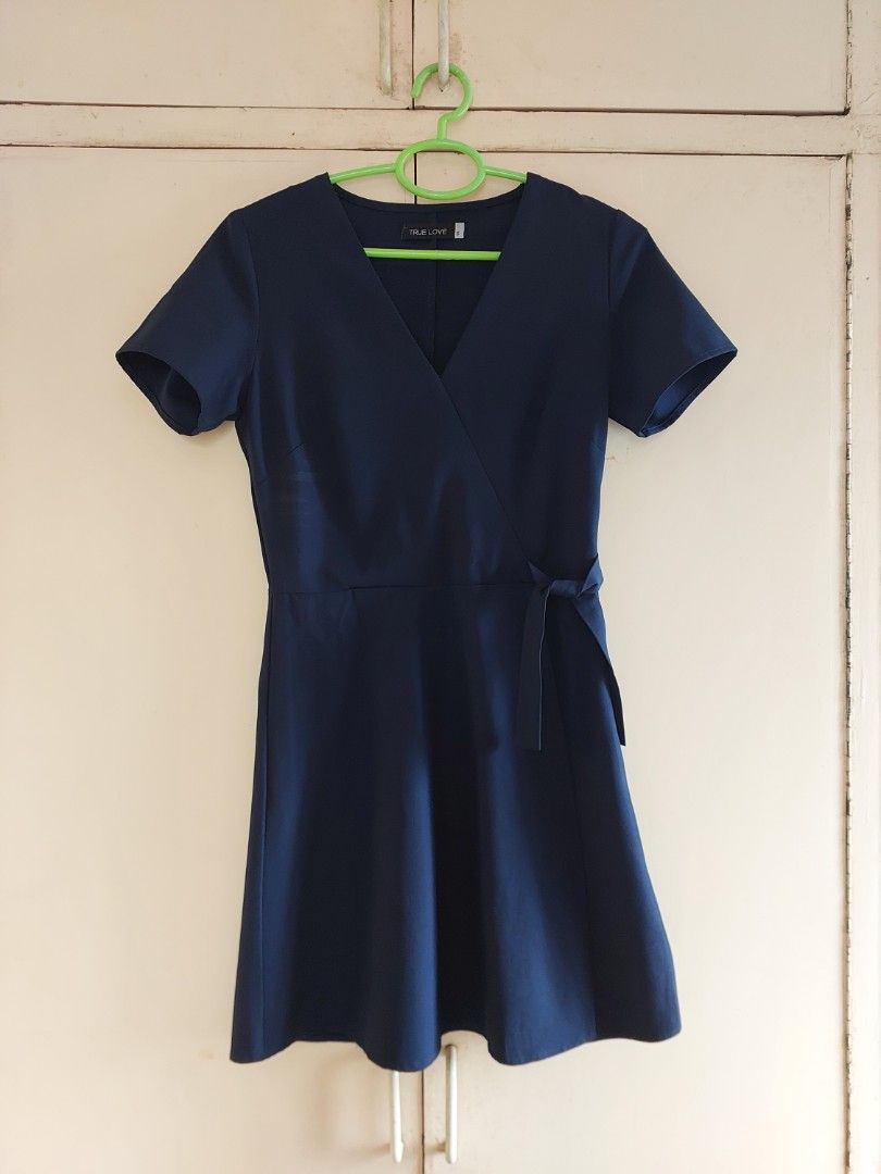 Navy Blue V-Neck Wrap Dress (Category: Dresses) located in Manila. Submitted by kodaprimo_ (Listing ID 1468746321, Image 1). Description: pls message me for when worn!.