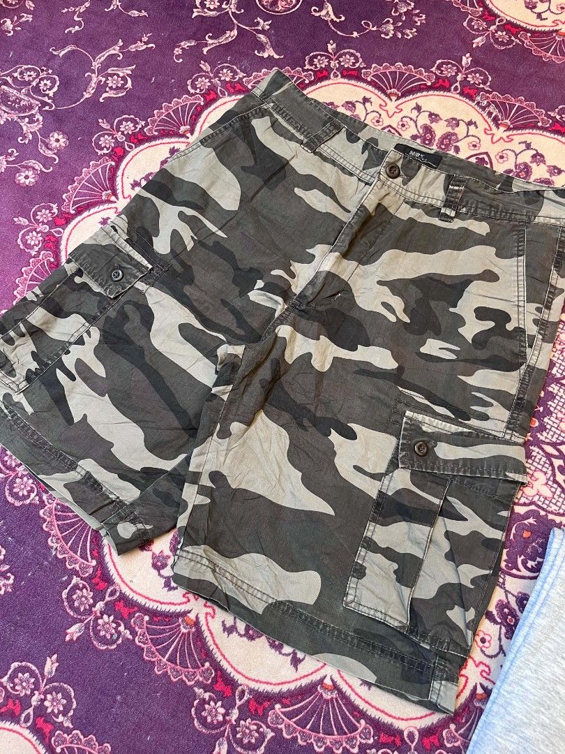 NET Sport & Basic Camouflage Cargo Shorts Size 31 (Category: Shorts) located in Manila. Submitted by safelion-a2982f (Listing ID 1468876767, Image 2). Description: NET Sport & Basic camo cargo shorts in size 31. Earthy green, brown, and grey camouflage pattern. Lots of pocket space with button flaps on the cargo pockets. Zip fly with button closure at the waist. Sturdy cotton fabric, great for outdoor wear or casual daily outfits..