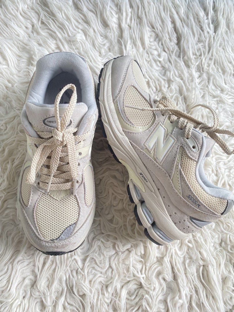 New Balance 2002R Sneakers (Category: Sneakers) located in Tabaco. Submitted by camila_p (Listing ID 1468928968, Image 2). Description: - Brand/Model: New Balance 2002R - Materials: Mesh underlays with premium suede overlays - Sole/Tech: Chunky ABZORB midsole with N-ergy cushioning - Condition: Worn once and clean insoles with full branding - Extras: Includes textured laces.