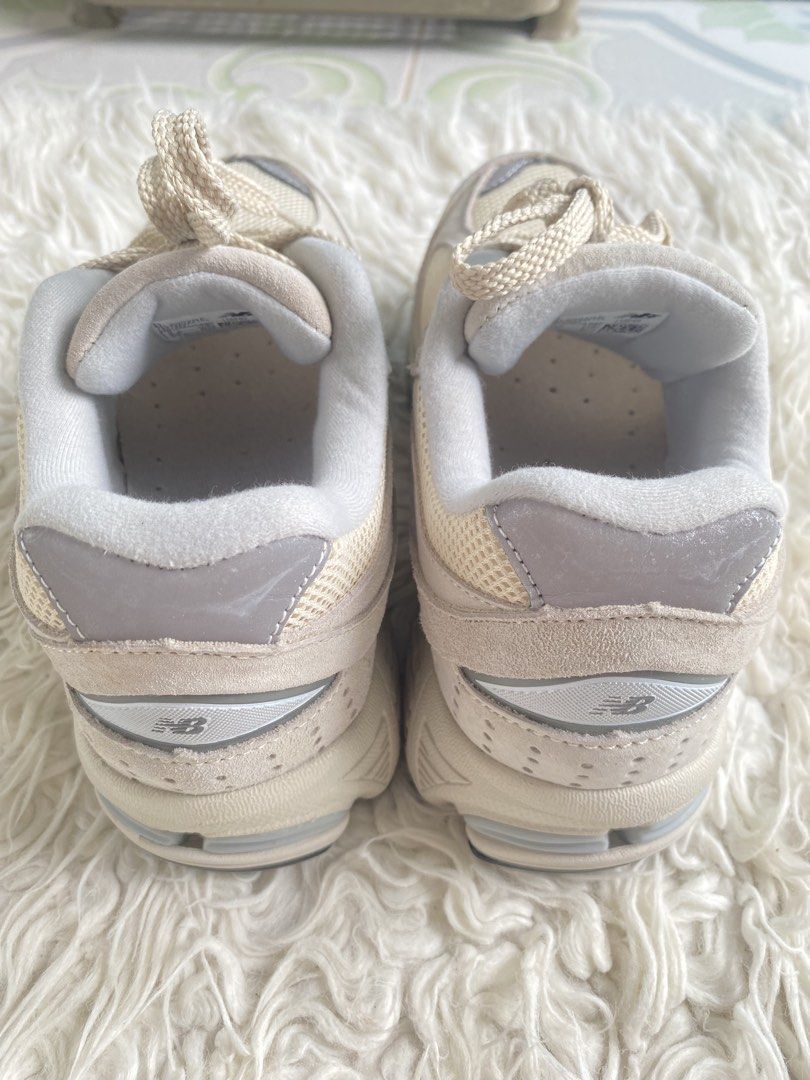 New Balance 2002R Sneakers (Category: Sneakers) located in Tabaco. Submitted by camila_p (Listing ID 1468928968, Image 3). Description: - Brand/Model: New Balance 2002R - Materials: Mesh underlays with premium suede overlays - Sole/Tech: Chunky ABZORB midsole with N-ergy cushioning - Condition: Worn once and clean insoles with full branding - Extras: Includes textured laces.