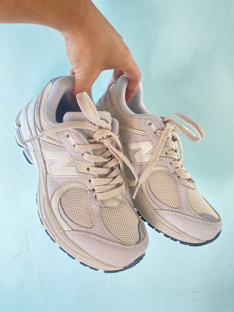 New Balance 2002R Sneakers (Category: Sneakers) located in Tabaco. Submitted by camila_p (Listing ID 1468928968, Image 1). Description: - Brand/Model: New Balance 2002R - Materials: Mesh underlays with premium suede overlays - Sole/Tech: Chunky ABZORB midsole with N-ergy cushioning - Condition: Worn once and clean insoles with full branding - Extras: Includes textured laces.