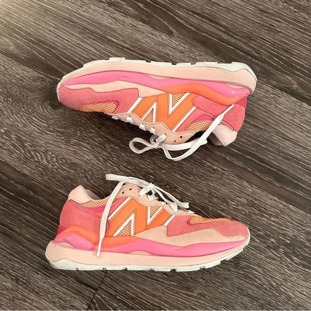 New balance 574 size 8 (Category: Sneakers) located in Lucena. Submitted by shoplingmood (Listing ID 1468862160, Image 3). Description: Gently worn in great condition.
